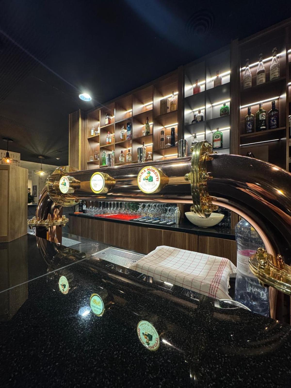 Neuchatel City Hotel ภายนอก รูปภาพ