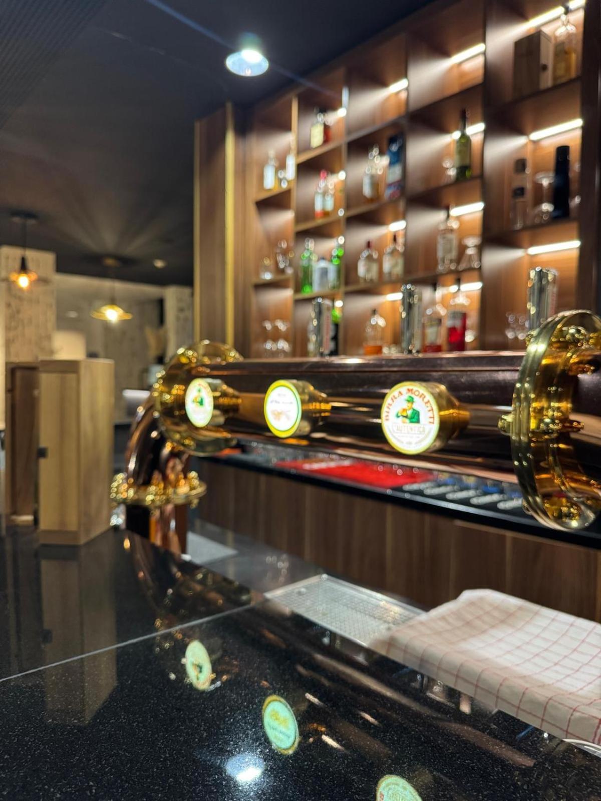 Neuchatel City Hotel ภายนอก รูปภาพ